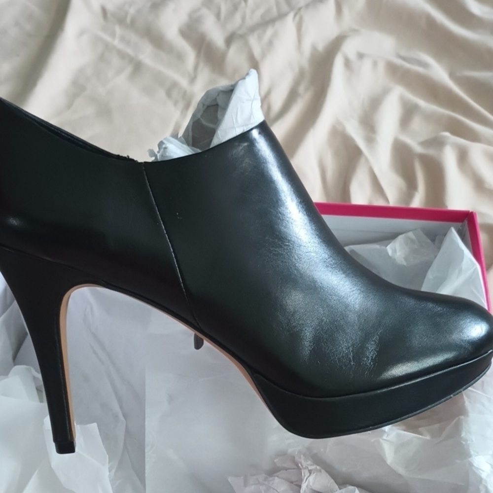 Vince Camuto Black Heeled Boots Sleek Leather Design